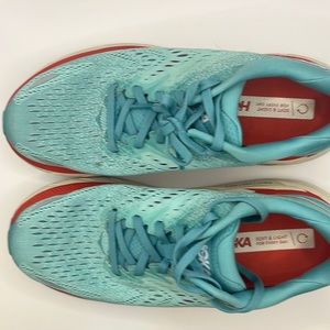 Women’s Hoka Clifton 8. Size 7B. Great condition only worn for a few short runs.